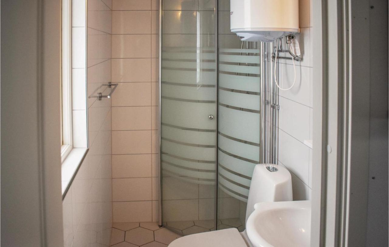 1 Bedroom Stunning Home In Vrangoe Esterno foto